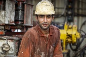 بحران «نگهداشت نیرو» در سکوها؛ آیا سقف حقوق، متخصصان صنعت نفت را از مناطق عملیاتی فراری می‌دهد؟
