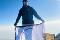 صعود موفق کارمند پتروشیمی دهدشت به بلندترین قله رشتهکوه دنا