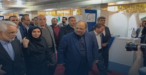 بازدید مدیرعامل گروه صنایع پتروشیمی خلیج‌فارس از غرفه پالایش گاز هویزه در پتروفن ۱۴۰۴