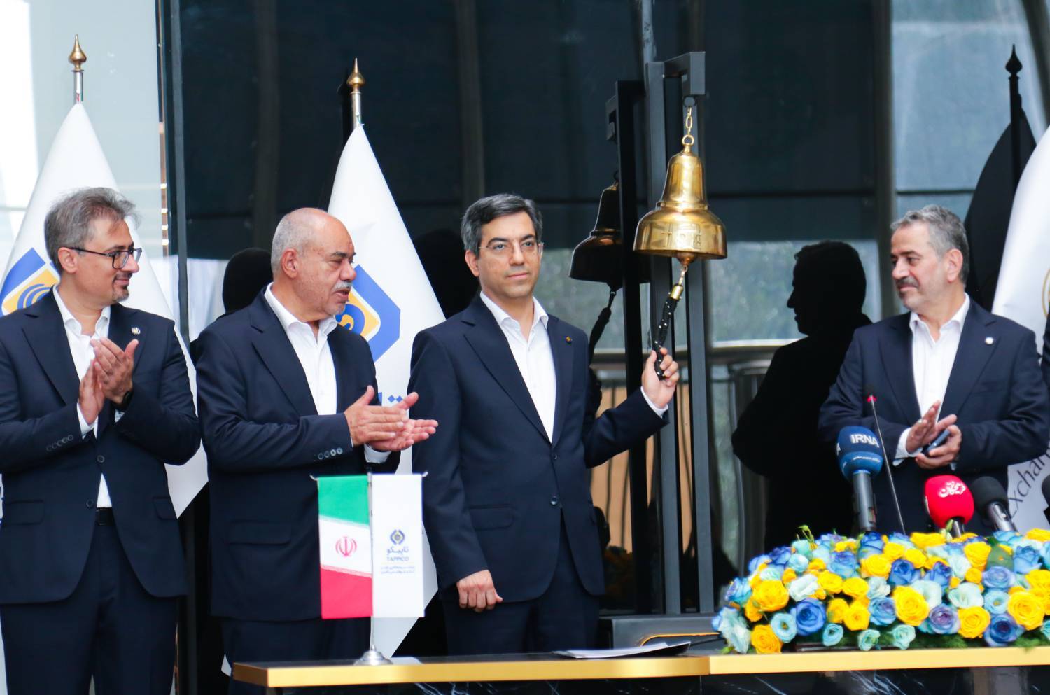 مراسم نمادینِ نواختنِ زنگ آغاز معاملاتِ بورس تهران توسط مدیرعامل تاپیکو ۱