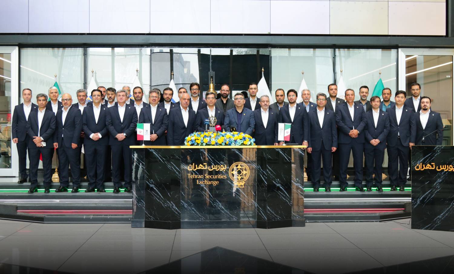 مراسم نمادینِ نواختنِ زنگ آغاز معاملاتِ بورس تهران توسط مدیرعامل تاپیکو ۲