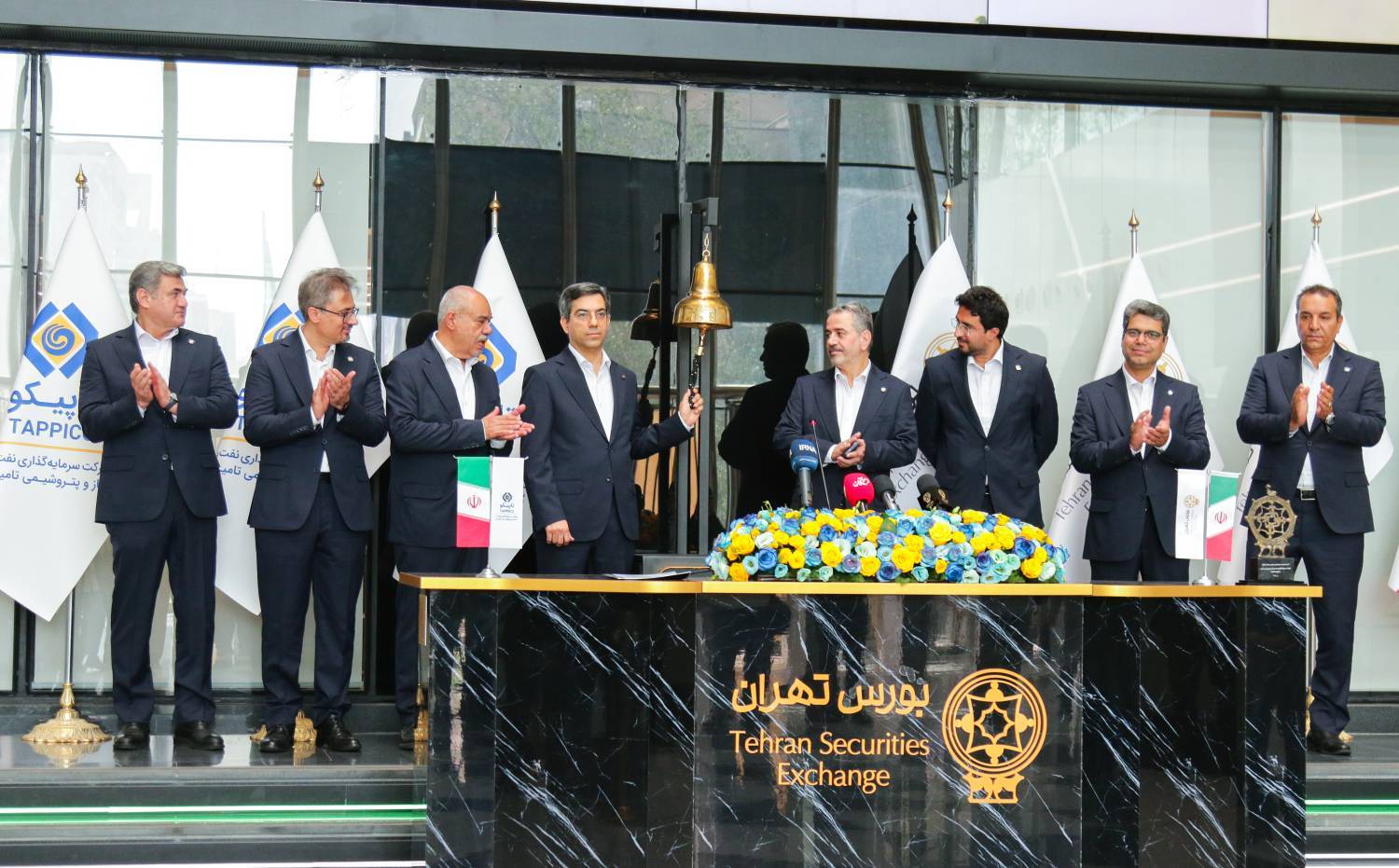مراسم نمادینِ نواختنِ زنگ آغاز معاملاتِ بورس تهران توسط مدیرعامل تاپیکو ۳