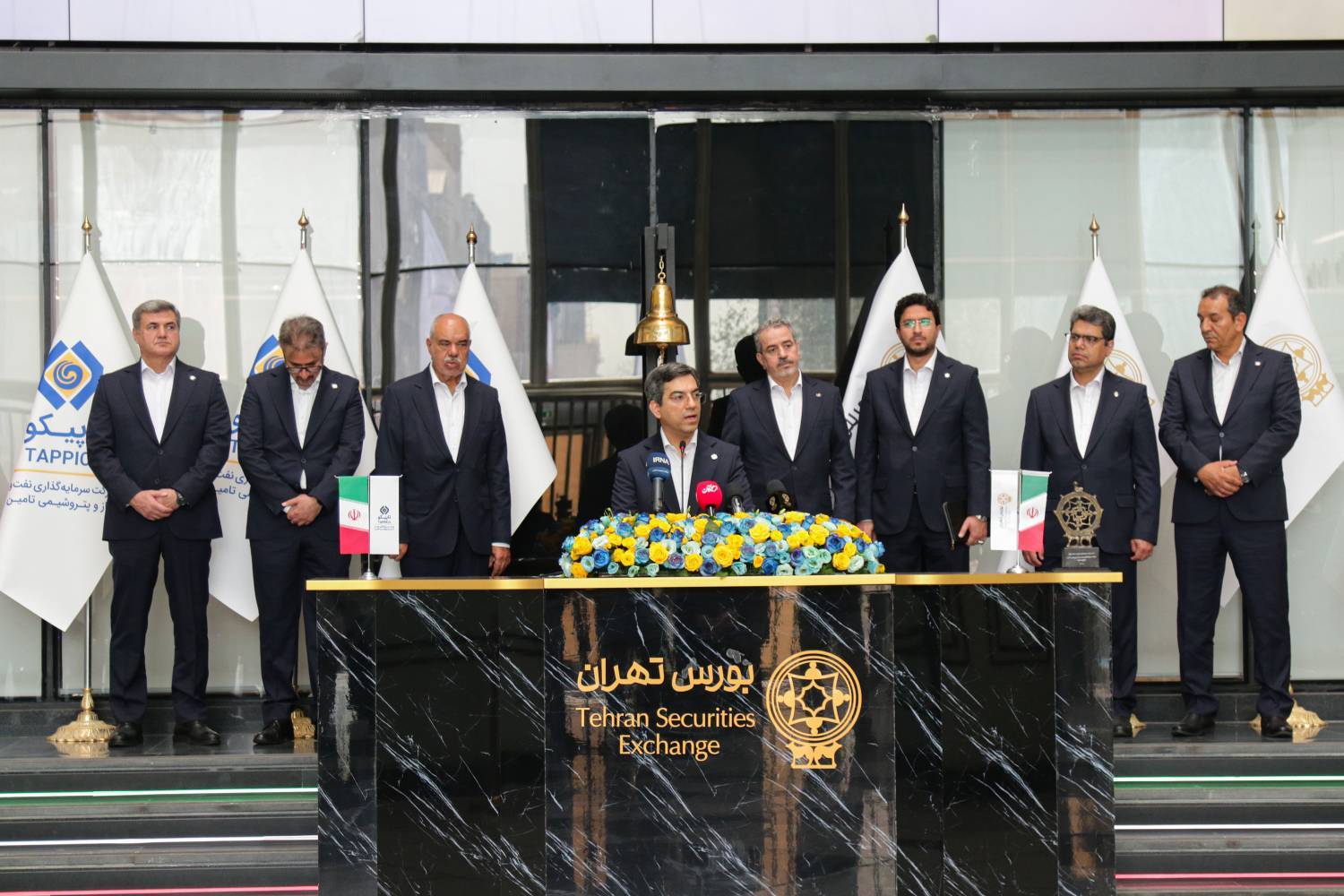 مراسم نمادینِ نواختنِ زنگ آغاز معاملاتِ بورس تهران توسط مدیرعامل تاپیکو ۵