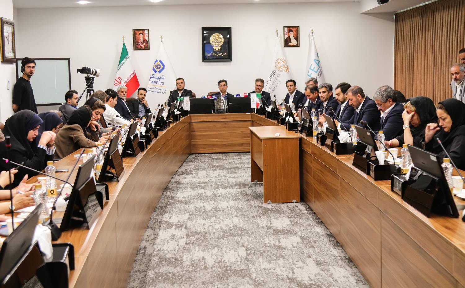 مراسم نمادینِ نواختنِ زنگ آغاز معاملاتِ بورس تهران توسط مدیرعامل تاپیکو ۶
