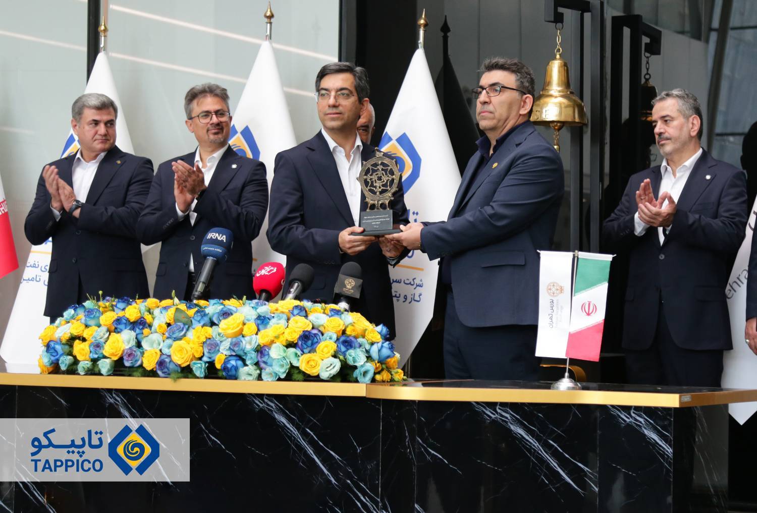 مراسم نمادینِ نواختنِ زنگ آغاز معاملاتِ بورس تهران توسط مدیرعامل تاپیکو ۸