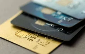 کارت بانک گردشگری بازنشستگان نفت؛ آیا مستمری به بانک دیگری منتقل می‌شود؟
